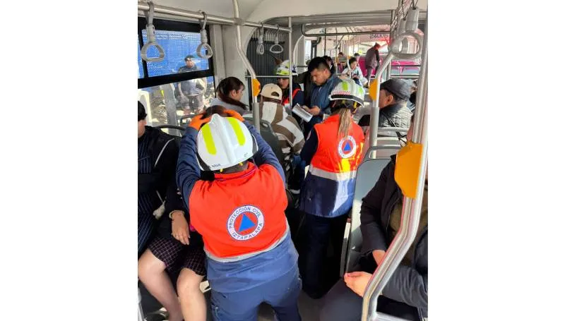 Protección Civil de Iztapalapa atendiendo a las personas heridas. / X: @Alc_Iztapalapa