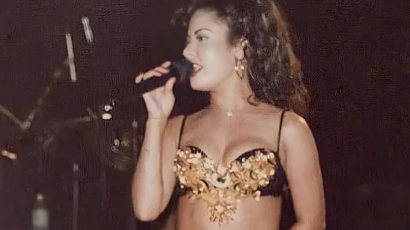 El informe forense de Selena Quintanilla detalla que la bala perforó el tórax y seccionó la arteria subclavia derecha./ RS