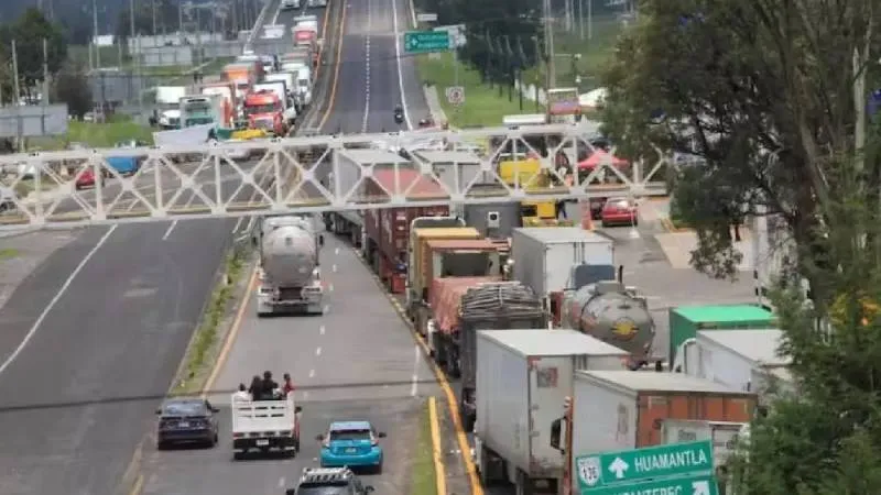 Transportistas y campesinos anunciaron un megabloqueo nacional para el 24 de noviembre en protesta por la inseguridad y la falta de apoyos al campo./ RS
