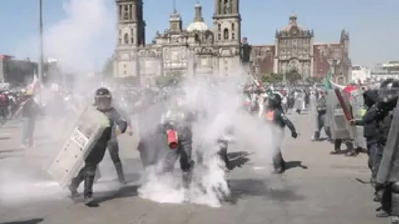 Manifestantes derribaron vallas frente a Palacio Nacional, lo que detonó la intervención de cientos de policías./ RS