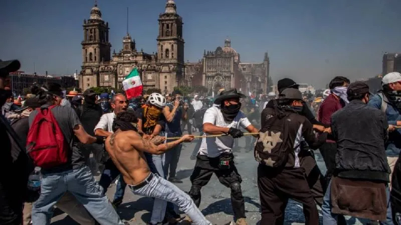 Videos independientes muestran agresiones contra jóvenes, periodistas y familias durante el operativo policial./ RS