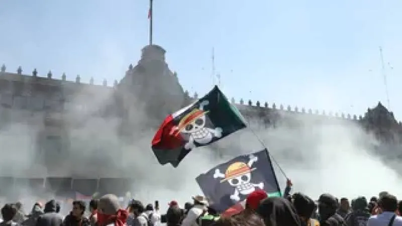 La marcha de la Generación Z terminó en enfrentamientos en el Zócalo; autoridades reportaron más de cien heridos./ RS