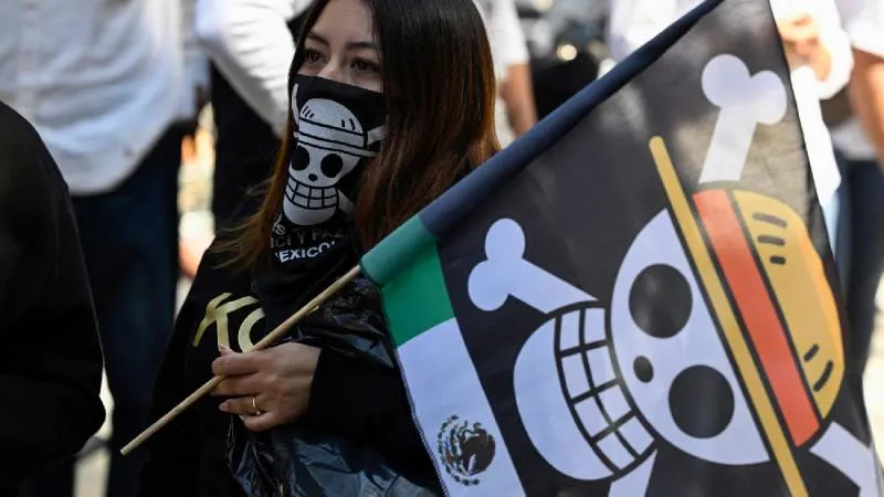 Elementos de la SSC vigilan el Centro Histórico previo al desfile del 20 de noviembre en la CDMX./ RS