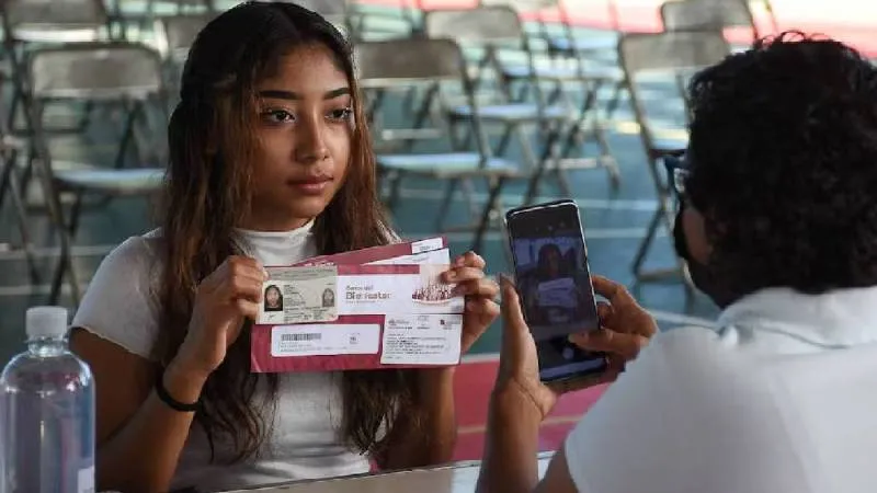 Aspirantes al programa revisan documentos y requisitos para obtener el apoyo mensual de $8,480./ RS