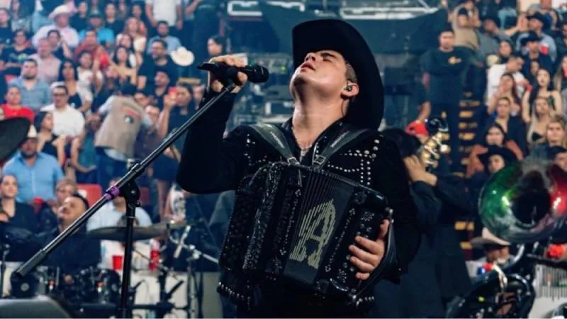 ¿Quién es Alfredo Olivas y por qué es uno de los artistas más exitosos del regional mexicano? Alfredo Olivas es un cantautor y acordeonista originario de Ciudad Obregón, Sonora, reconocido como una de las figuras más influyentes del regional mexicano de la última década. Inició su carrera profesional desde muy joven, destacándose por su habilidad para componer y por un estilo que fusiona corridos, baladas y norteño moderno. Con el paso del tiempo, su nombre se consolidó gracias a discos como El Privilegio, La Rueda de la Fortuna y El Día de los Muertos, materiales que sumaron múltiples éxitos en plataformas digitales y estaciones de radio. Además de su capacidad vocal, Olivas se ha ganado un lugar importante por la fuerza narrativa de sus letras, que conectan directamente con el público. Su presencia en escenarios de gran formato como la Arena CDMX, el Auditorio Telmex y ahora la Plaza de Toros México lo posiciona como uno de los artistas con mayor convocatoria en el país. El “Vivo Tour”, que marca una nueva etapa en su carrera, ha logrado múltiples sold outs y confirma el impacto que el sonorense mantiene dentro del género./ X