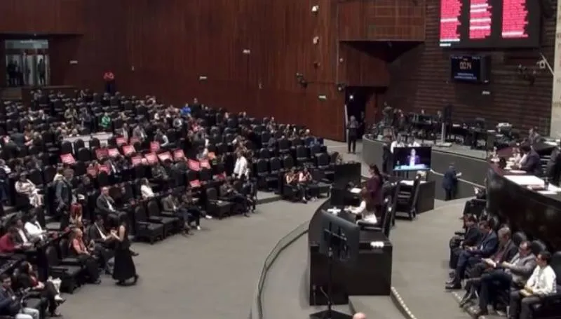 Diputadas y diputados escuchan el informe sobre los avances en pensiones y programas sociales. / Gob MX