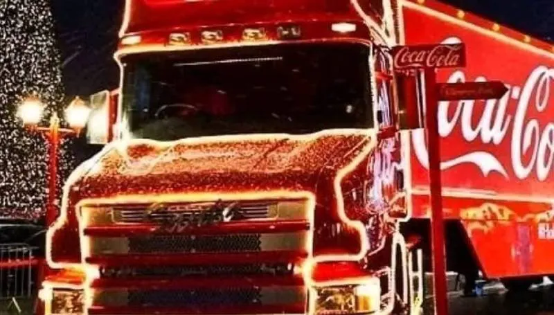 La petición ante Cofepris señala que la caravana utiliza elementos prohibidos para promover productos con sellos de advertencia. / Redes sociales