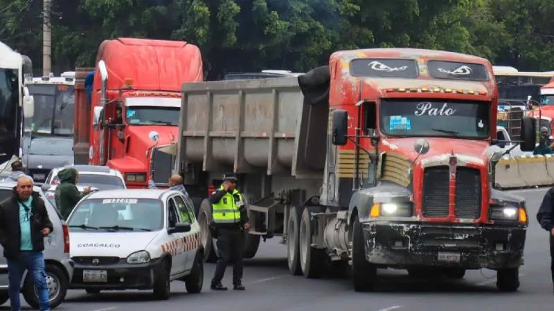 Algunas vialidades permanecieron cerradas pese al retiro parcial de manifestantes./ RS