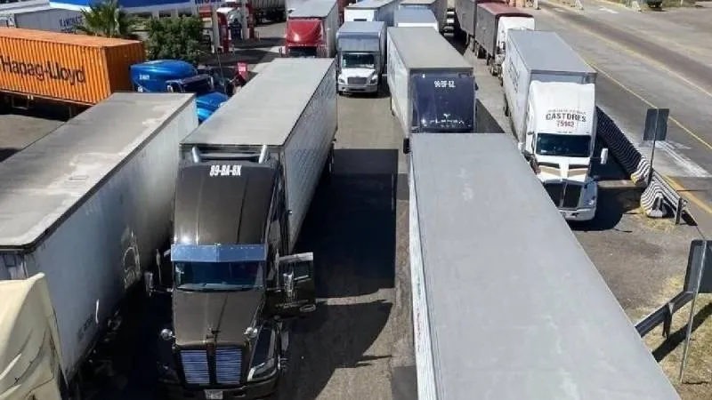Transportistas comenzaron a retirar los bloqueos instalados durante el megabloqueo del 24 de noviembre./ RS