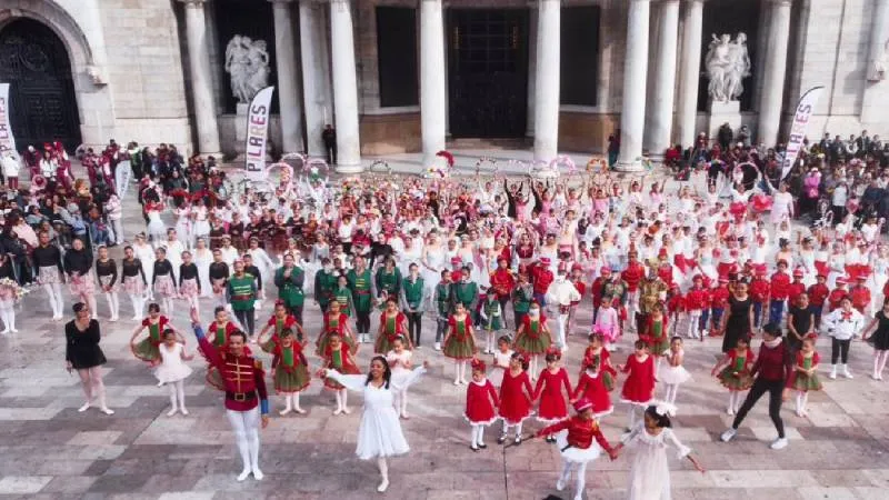 La explanada del Palacio de Bellas Artes será el escenario de este montaje navideño protagonizado por estudiantes de danza./ RS