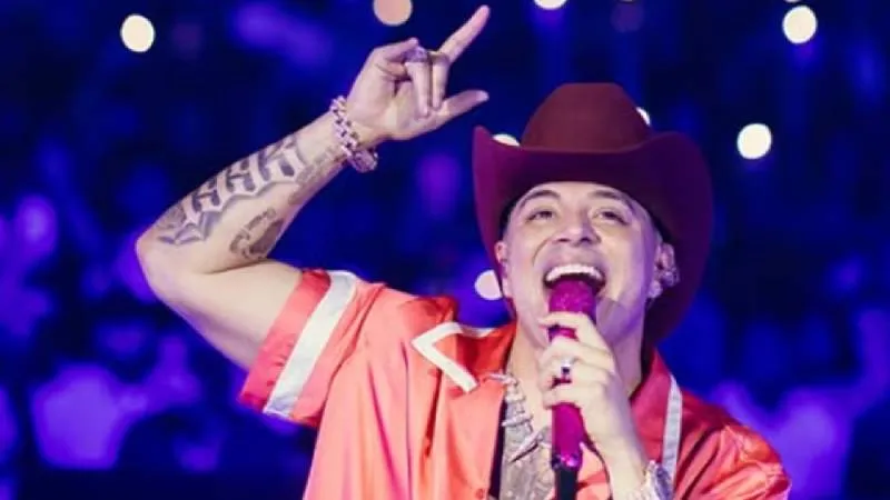 Eduin Caz en el escenario momentos antes de cantar Se Fue La Pantera./ IG