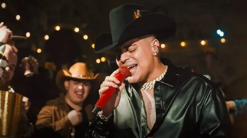 Grupo Firme durante su concierto en La Paz, donde interpretaron el tema que originó la investigación./ YouTube