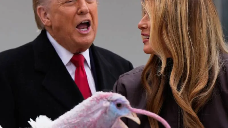 Donald Trump encabezó la tradicional ceremonia del indulto de pavos previo a Thanksgiving 2025./ AP