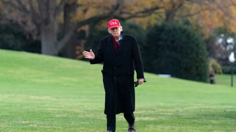 Trump combinó humor y mensajes políticos durante el evento de Acción de Gracias./ AP