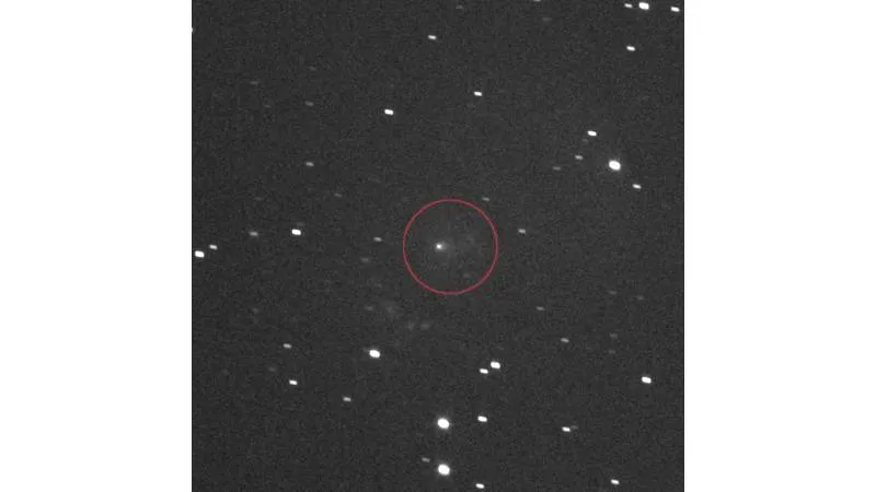 El cometa interestelar 3I/ATLAS, rodeado en el centro, visto por el sensor pancromático L'LORRI. / NASA