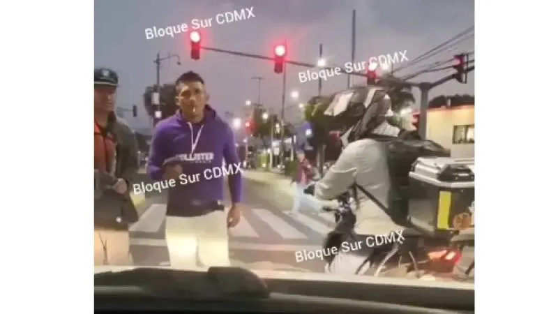 Un video en redes muestra a presuntos montachoques en motocicleta provocando un choque intencional./ Captura de pantalla