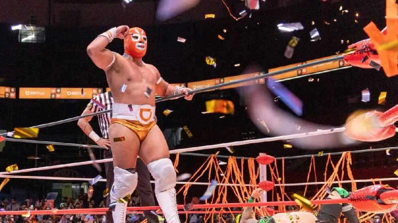 La Cotorrisa sorprendió al público al subirse al ring durante la función especial organizada por DiDi Food en la Arena México./ Cortesía