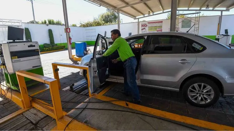 Los autos con engomado azul deben verificar antes del 31 de diciembre de 2025./ RS