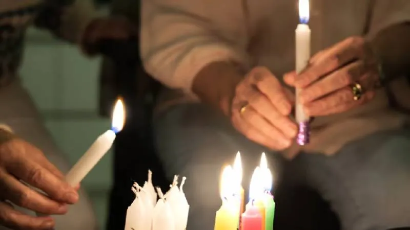 Encender la primera vela representa el comienzo del camino espiritual hacia la Navidad./ Pixabay