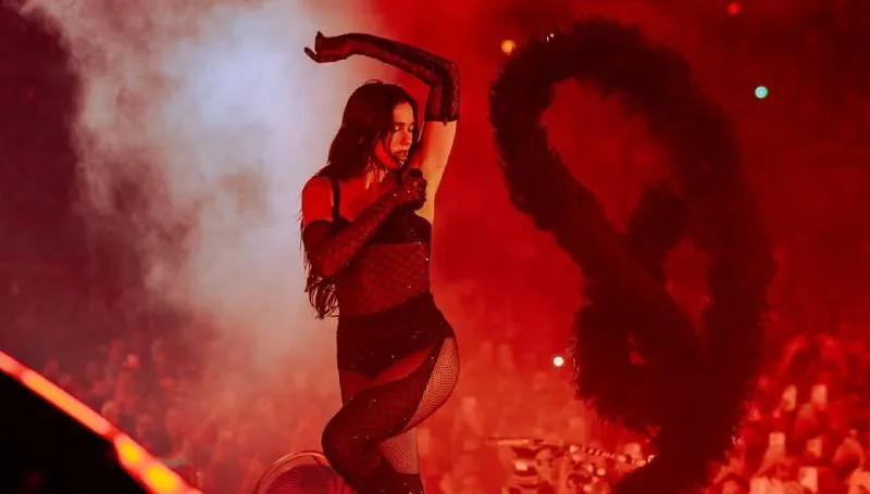 Luces, coreografías y visuales hicieron del concierto una experiencia inmersiva. / @dualipa