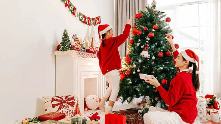 “Las luces y adornos navideños funcionan como detonantes emocionales que conectan con recuerdos positivos.”/Pixabay