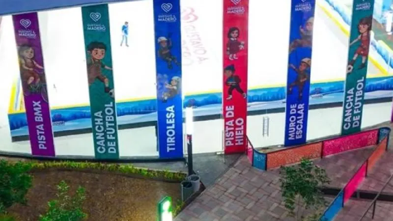 La nueva pista de hielo en la GAM ya recibe a cientos de visitantes que buscan una actividad invernal sin costo./ FB: Alcaldía Gustavo A. Madero