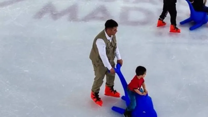 El parque EDÉN Juventino Rosas ofrece préstamo de patines y apoyo para quienes patinan por primera vez./ FB: Alcaldía Gustavo A.Madero