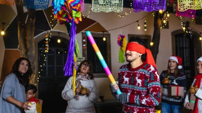 Las piñatas de siete picos forman parte del simbolismo de las posadas en México./ Pixabay