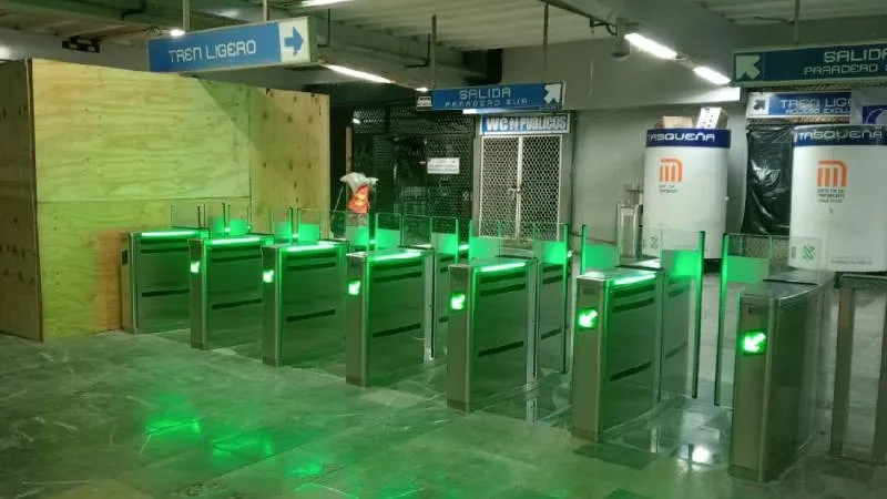 Usuarios reportan que salir del Metro “ahora es mucho más sencillo” con las puertas automáticas./ X: @AdrianRubalcava