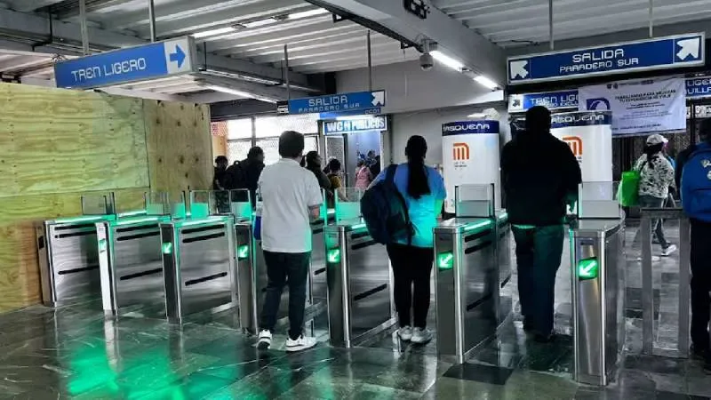 El Metro CDMX comenzó a sustituir los torniquetes tradicionales por puertas automáticas de cristal./ RS