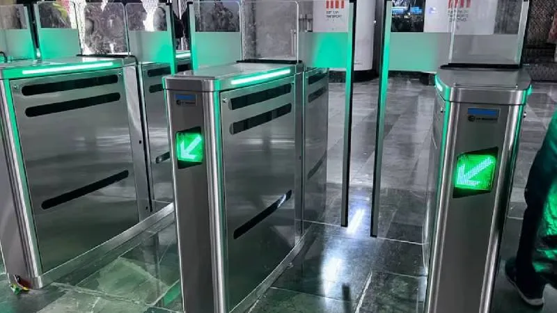 Las nuevas puertas automáticas del Metro se abren al paso del usuario gracias a sensores de proximidad./ RS