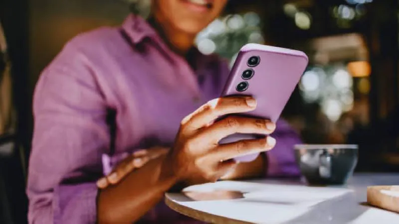 Cada vez más usuarios adoptan la tendencia de usar el celular sin funda para disfrutar el diseño original del dispositivo./ Pixabay