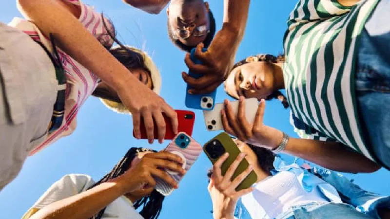 El diseño de vidrio y aluminio es uno de los motivos por los que millones de usuarios prefieren usar su celular sin funda./ Pixabay