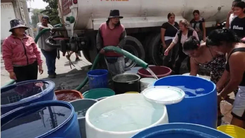 Habitantes de la CDMX almacenan agua ante los cortes programados durante diciembre./ RS