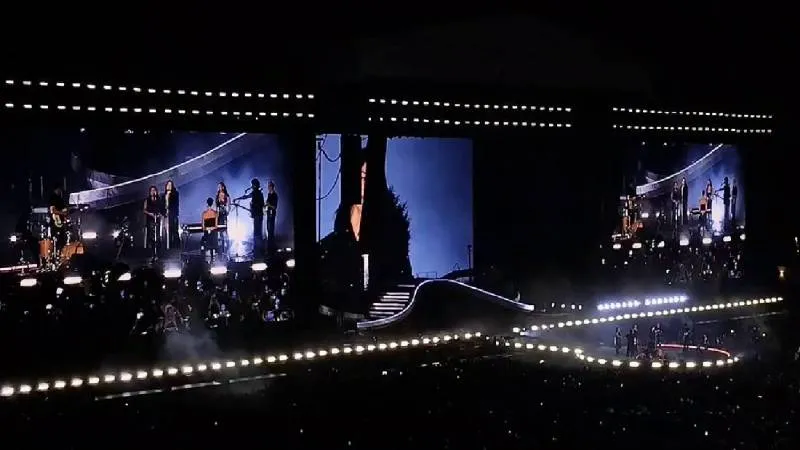 La cantante británica conectó con sus fans al interpretar un clásico del rock en español./ X