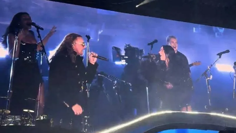 Dua Lipa sorprendió al público en CDMX al cantar “Oye mi amor” junto a Fher Olvera./ Captura de pantalla