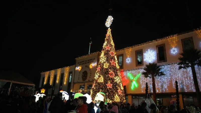 Ecatepec inauguró su árbol monumental y abrió al público su pista de hielo gratuita./ FB