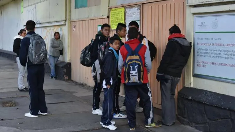 Estados aplicarán horarios de invierno para reducir la exposición de estudiantes a las bajas temperaturas./ RS