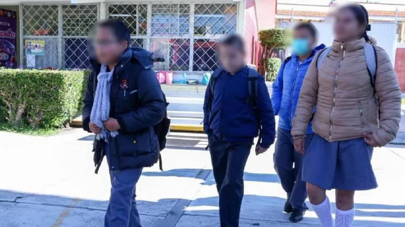 La SEP y autoridades estatales ajustaron horarios escolares ante el descenso extremo de temperaturas./ RS