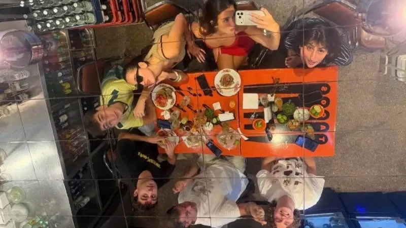 Dua Lipa disfrutó tacos de bistec durante su visita a una taquería tradicional en San Cosme. / IG