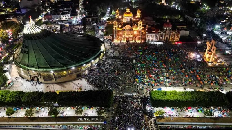 La Basílica de Guadalupe se alista para recibir a miles de fieles durante la tradicional serenata a la Virgen./ RS