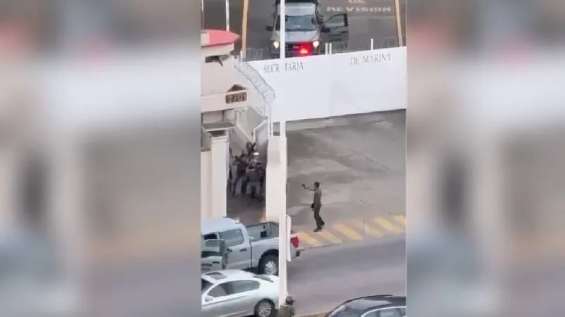 Momento en que marinos enfrentan al hombre armado que se aproximó de forma agresiva a la Zona Naval de Puerto Vallarta./ Captura de pantalla