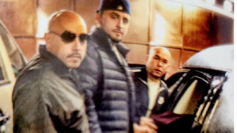 El cantante reveló fotografías y fragmentos de su libro donde narra cómo vivieron la confirmación de la muerte de Jenni Rivera./ Lupillo Rivera