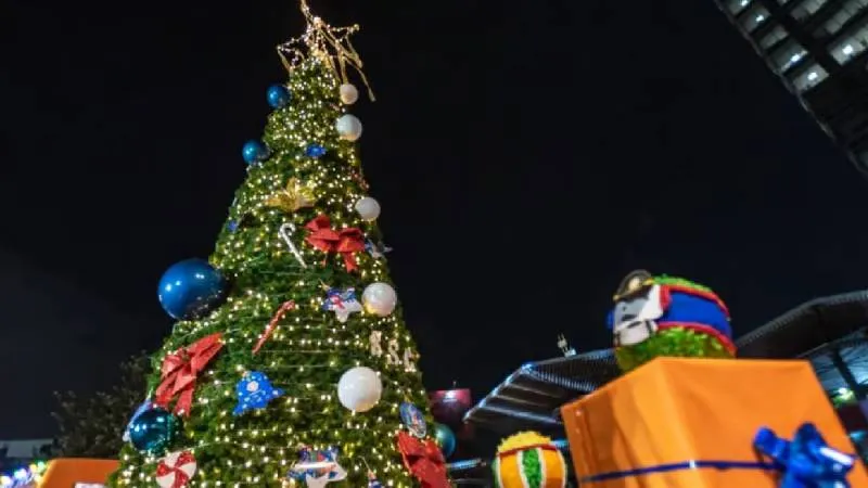El árbol navideño gigante de 8 metros iluminó por primera vez la Glorieta de Insurgentes, acompañado de una villa festiva gratuita./ SSC