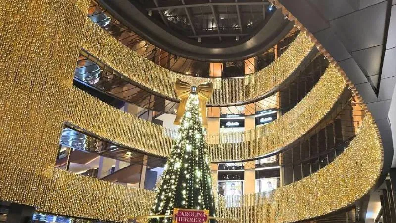 Muñecos de nieve, galletas de jengibre y un Expresso Polar decoran la villa navideña alrededor del árbol monumental./ RS