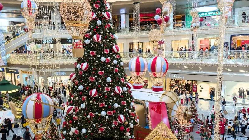 El árbol fue elaborado en herrería artística por personas privadas de la libertad del Reclusorio Norte, como parte del programa Hazme Valer./ RS