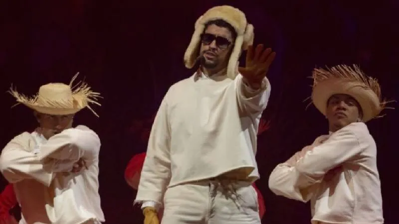 Miles de fans se darán cita para el tour “Debí Tirar Más Fotos”, que incluye el escenario alterno conocido como “La Casita”./ AP