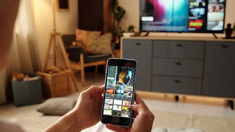 Algunos teléfonos con sensor infrarrojo permiten controlar televisiones más antiguas sin conexión a internet./ Pixabay