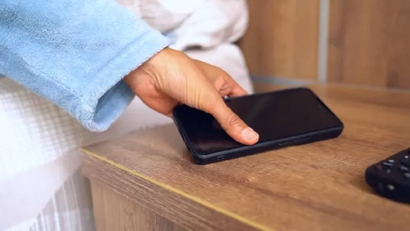 Los smartphones pueden convertirse en control remoto con aplicaciones oficiales de cada marca./ Pixabay