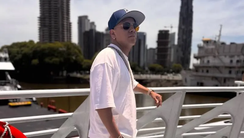 El artista invita a celebrar la vida de seres queridos con música y baile. / @elcangridelcallao